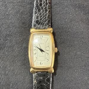 VTG SUTTON WOMANS WATCH GOLD Tone 36 5918 5FU Leather Band Needs Batt
